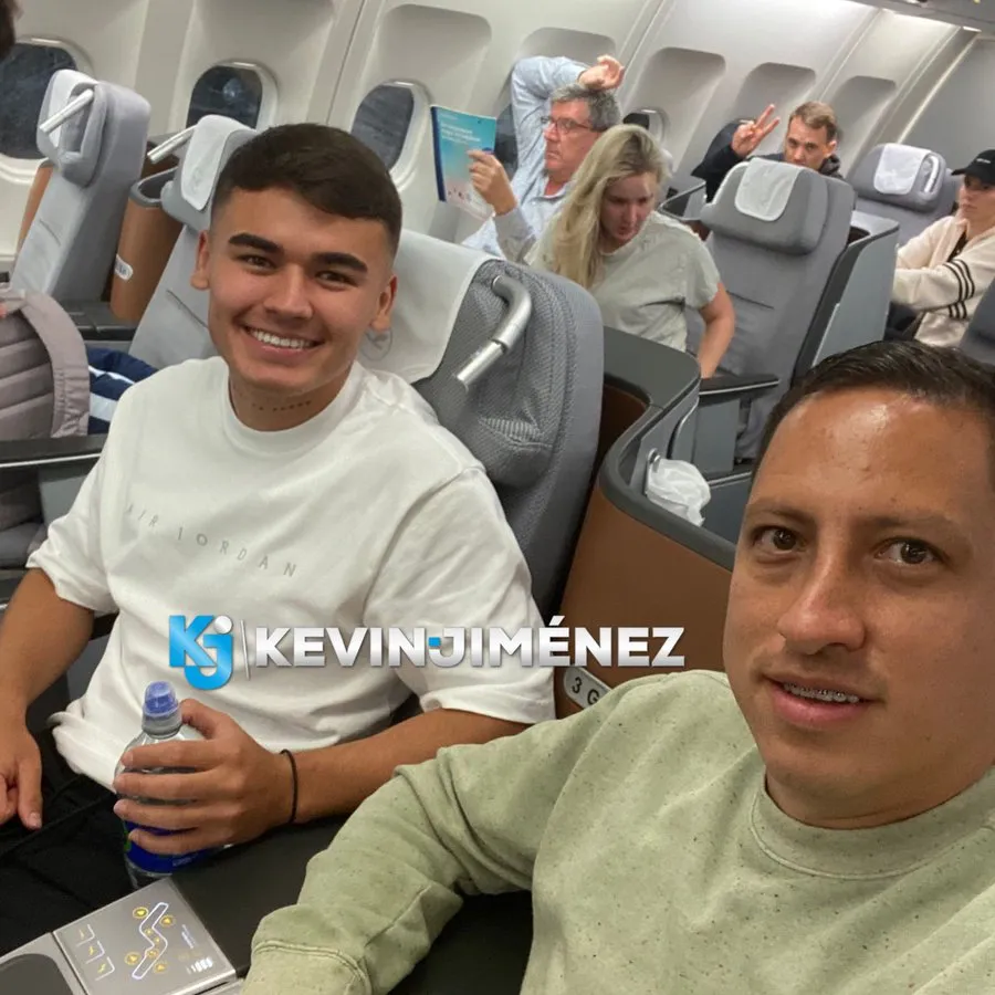 Foto: Manuel Neuer 'photobombt' Ugalde tijdens vlucht terug naar Europa