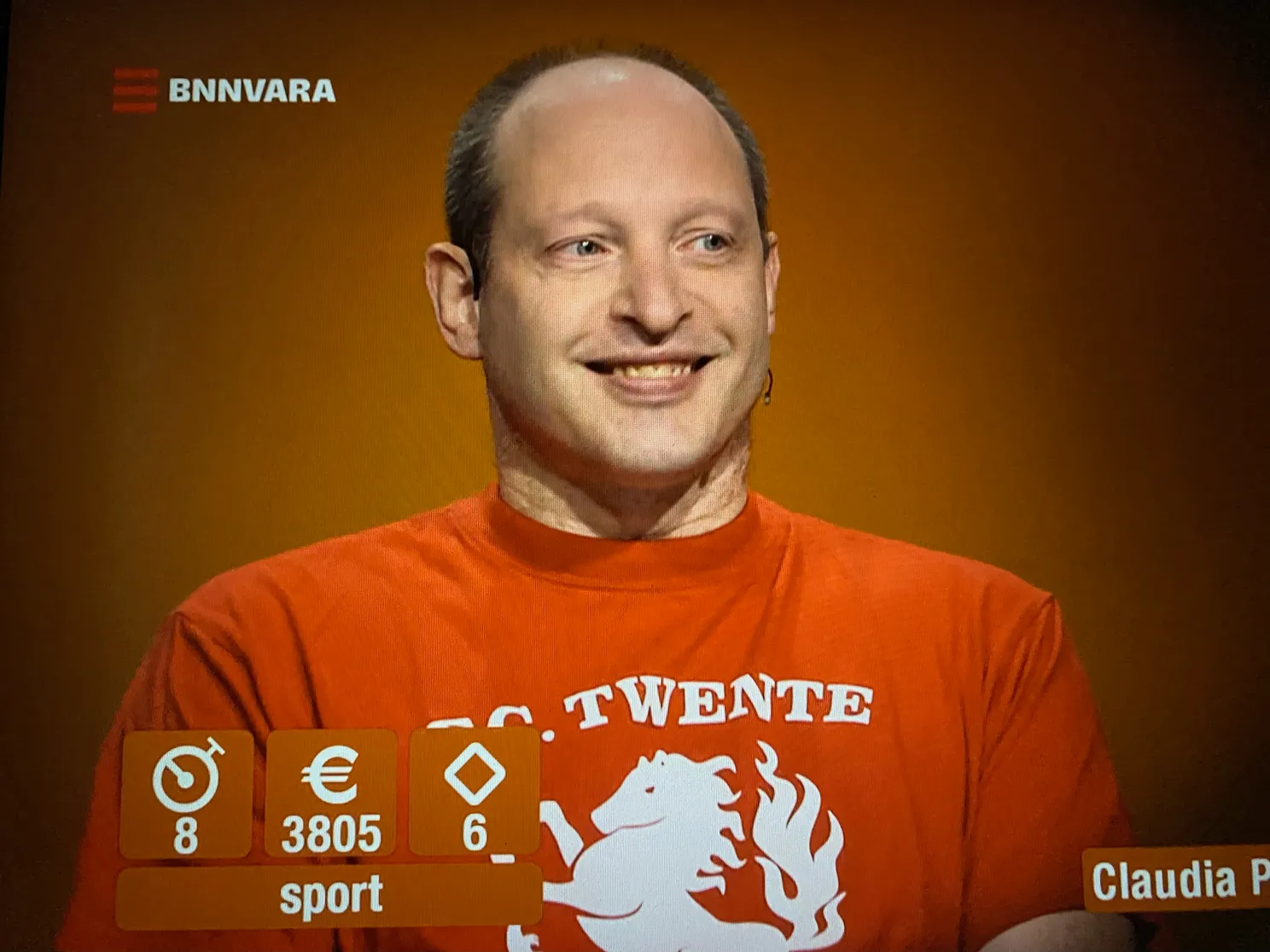 Prachtig! Enschedeër wint televisiequiz in Twente-shirt: "Heeft geluk gebracht"