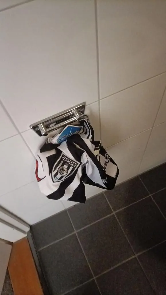 LOL! Foto: Twente-supporters vervangen wc-rol door Heracles-shirt bij Heraclied