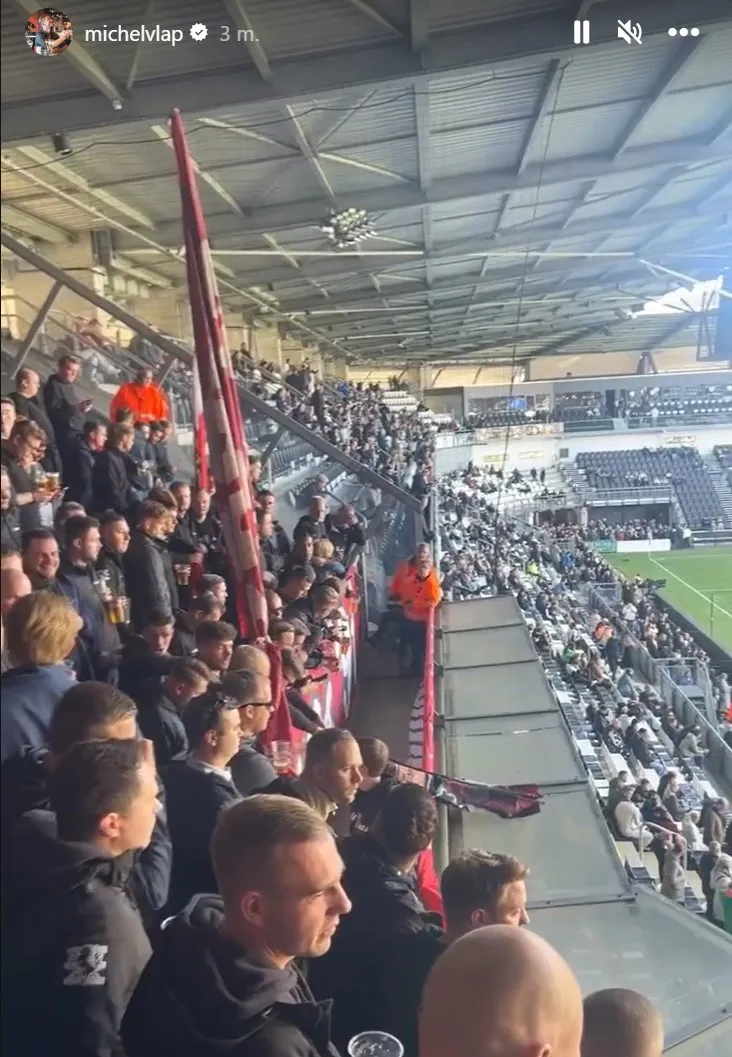 Schitterend! Vlap duikt op tussen de Twente-supporters in het uitvak