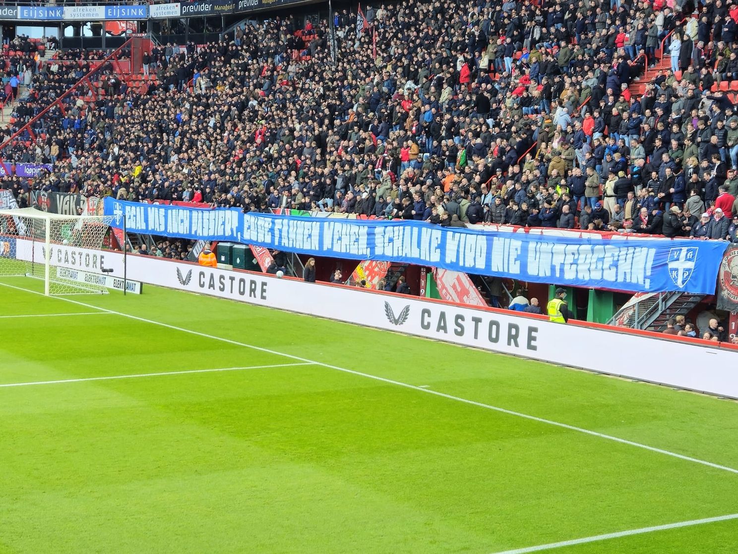 Vak-P heeft mooie boodschap voor Schalke 04 tijdens duel tegen Almere City FC