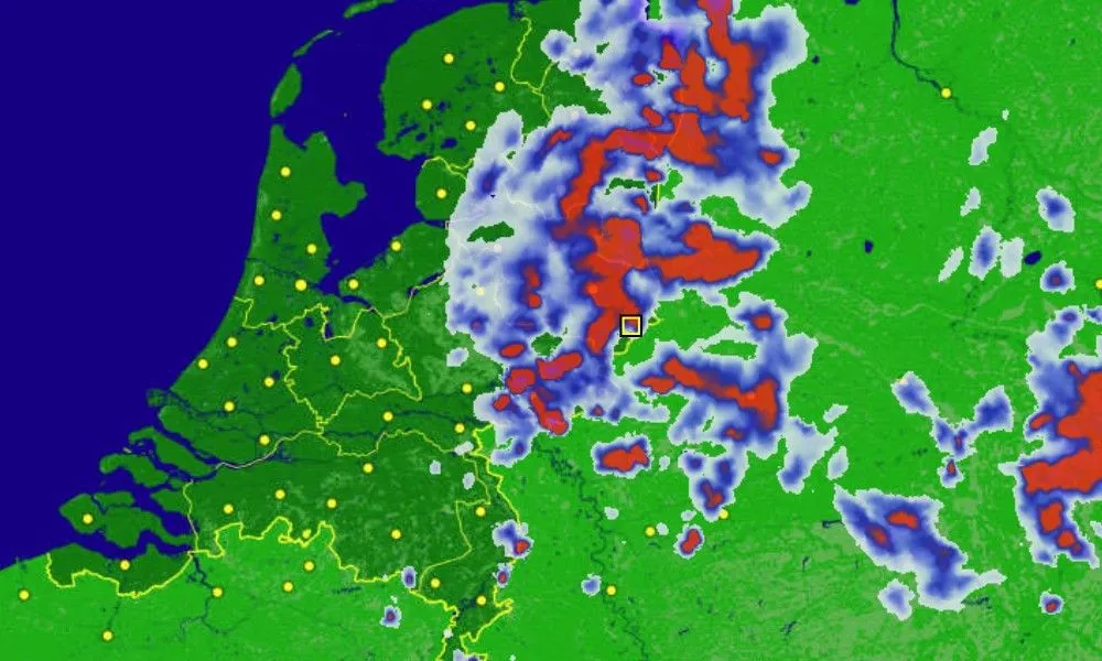 Onweer en regen verwacht tijdens de wedstrijd: KNMI geeft code geel af