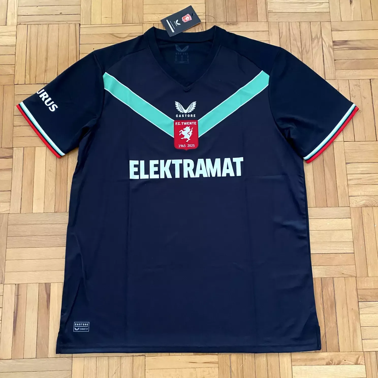 Jubileumshirt FC Twente gelekt: Bekijk hier de foto's