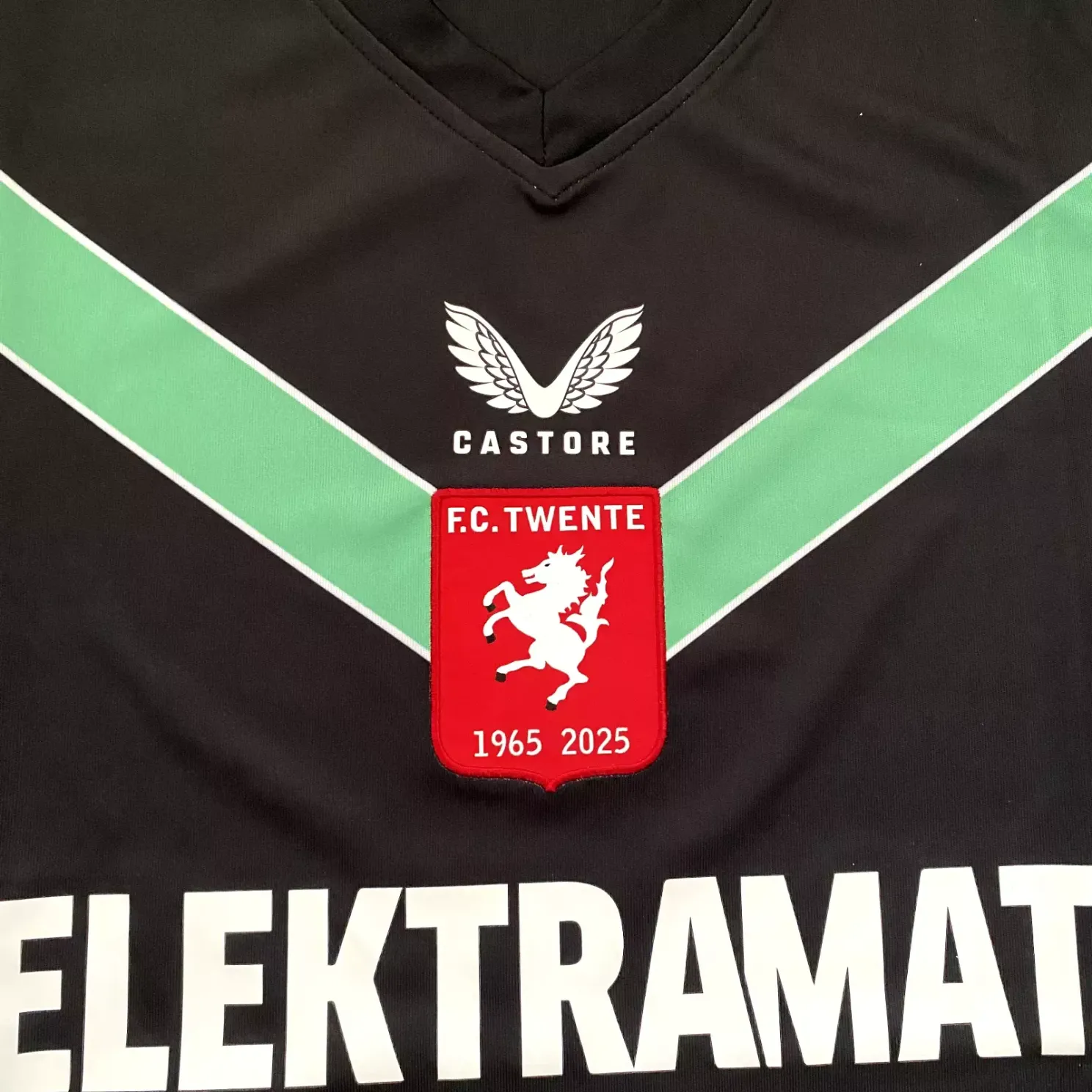jubileumshirt fc twente 60 jaar 2024 2025 close up 1