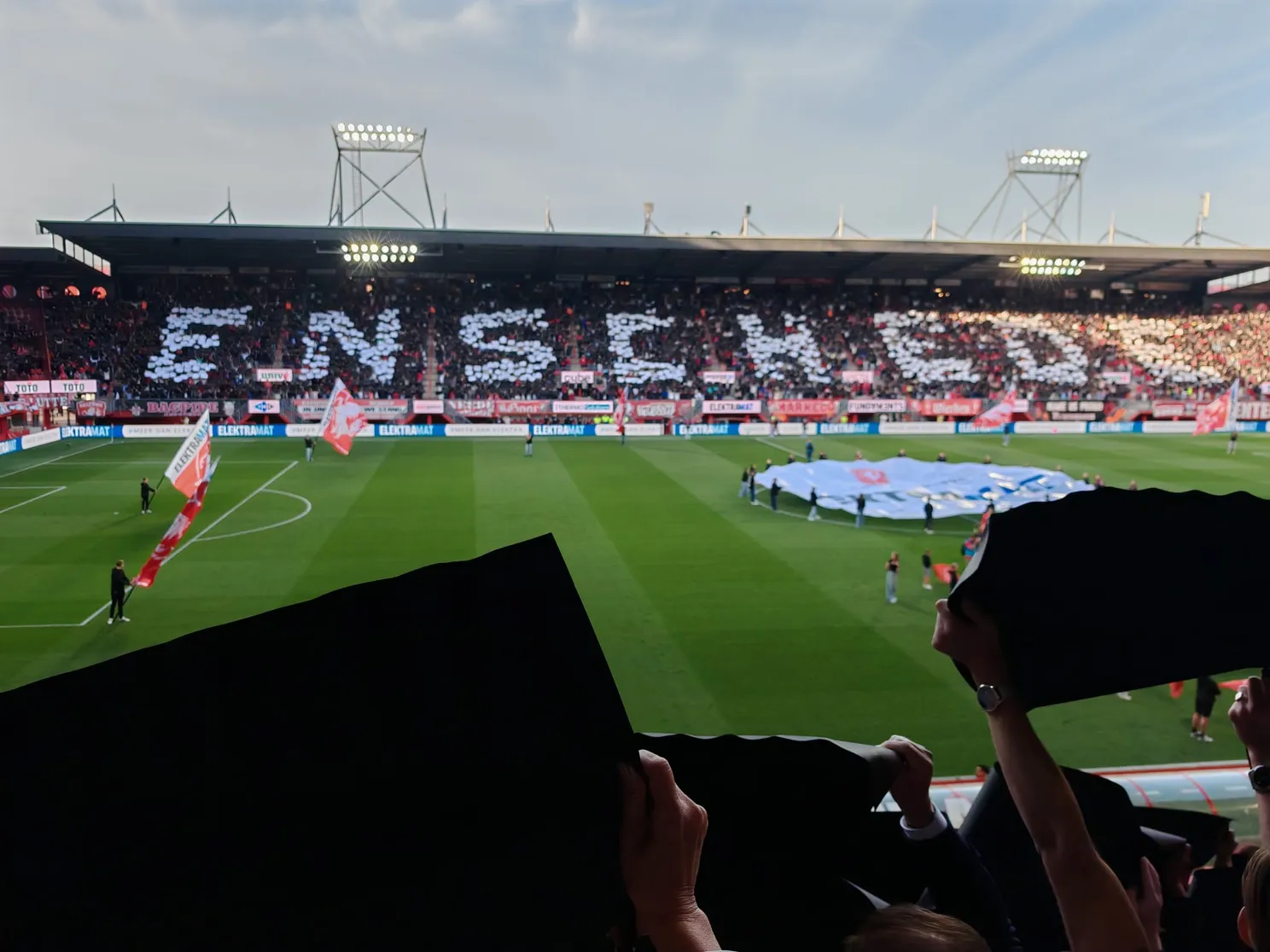 Video: Twente-supporters herdenken vuurwerkramp met gigantische sfeeractie