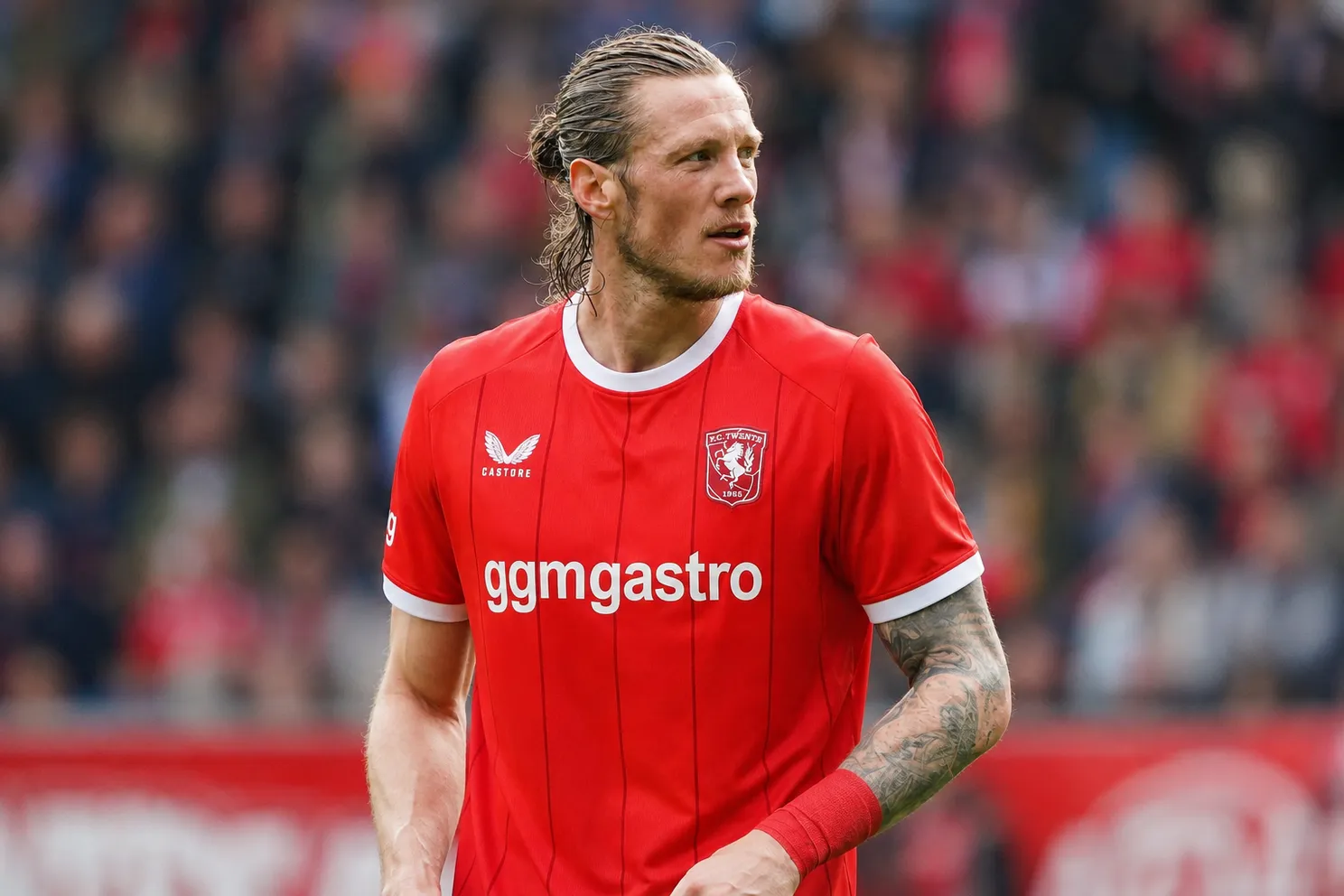 wout-weghorst-twente-shirt-gemaakt-kijkt-opzij