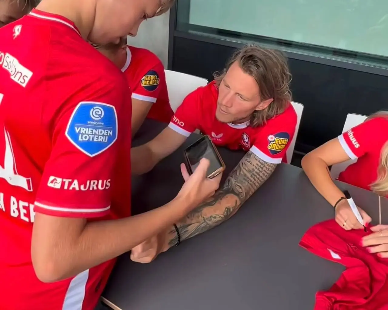 weghorst-tekenen-shirt-supporter-fc-twente-open-dag-2026