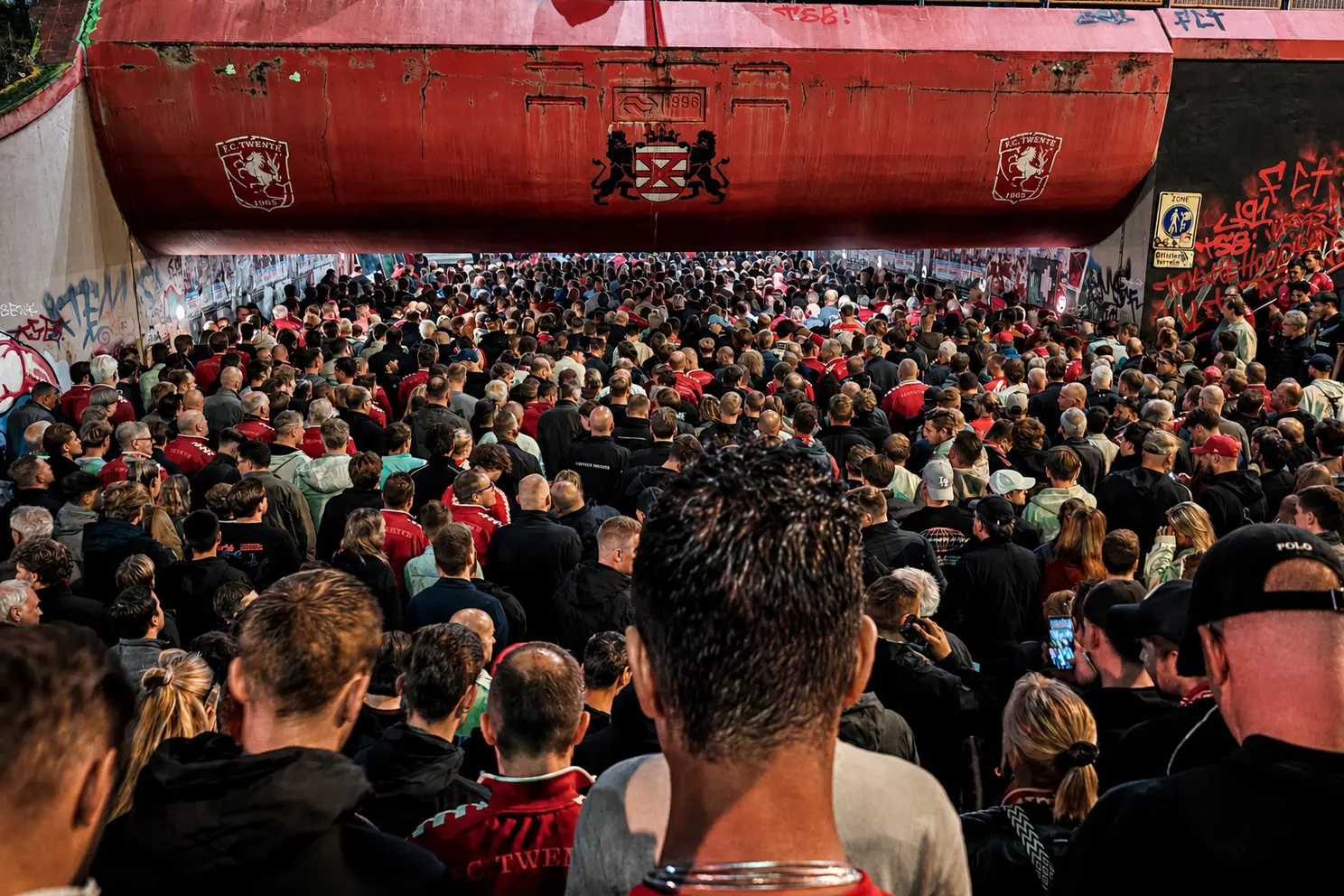 twente-supporters-spoortunnel-grolsch-veste