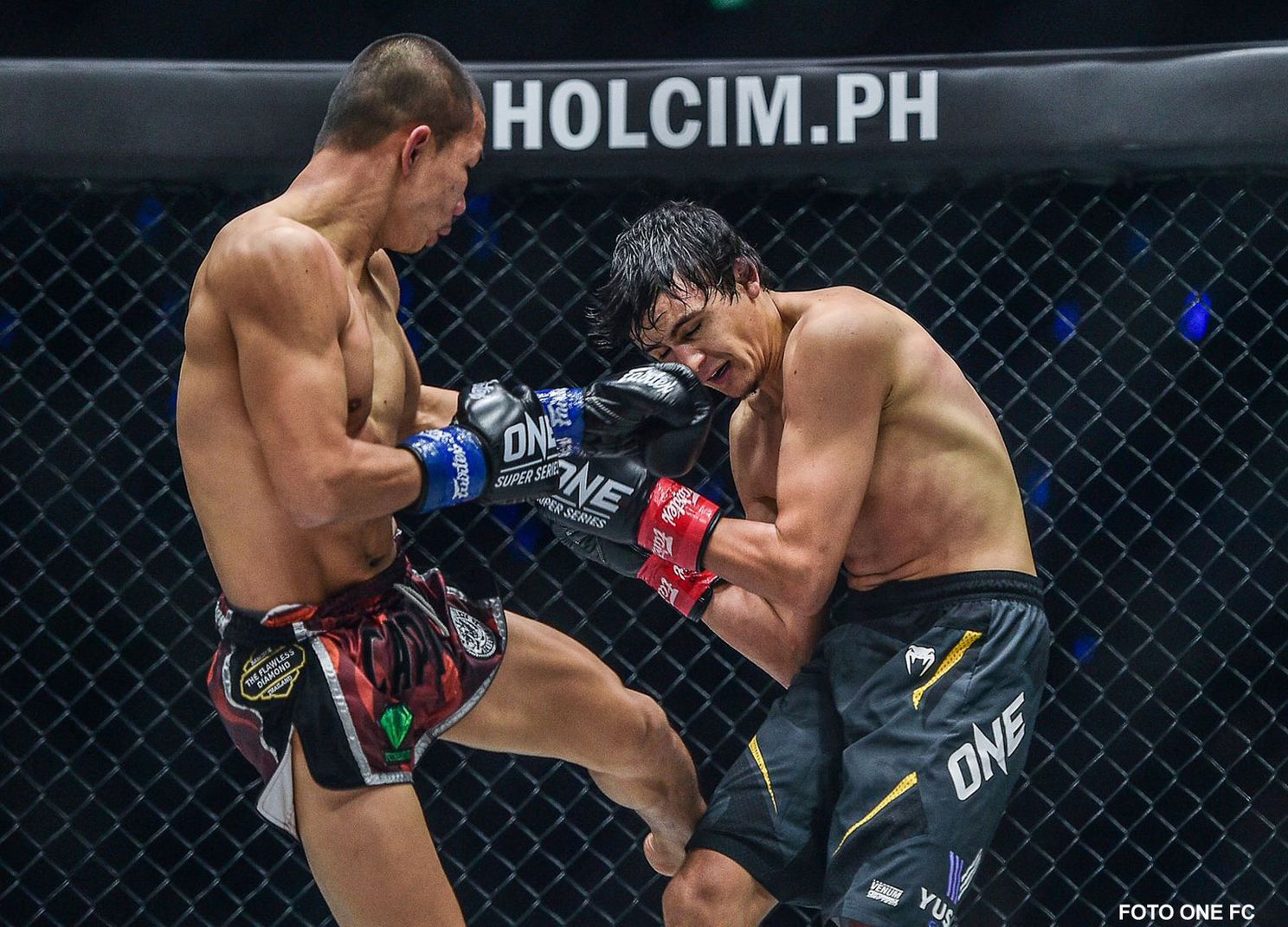 Thaise knokker sloopt kickbokskampioen in Singapore (video)