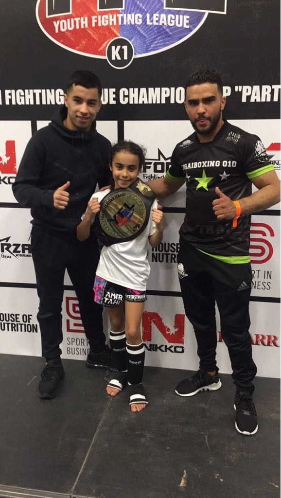 Amira Tahri met vechter Wassim Benali en trainer Sabri Boudarra van Thaiboxing 010