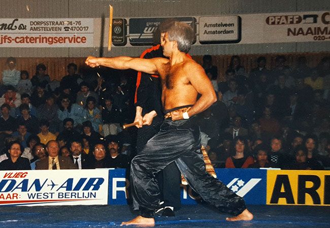 Bert Toisuta laat hardingstest zien op budogala (foto: Bert Toisuta)