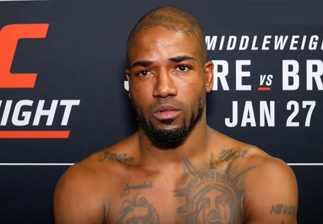 UFC-vechter is er helemaal klaar mee, stopt uit frustratie