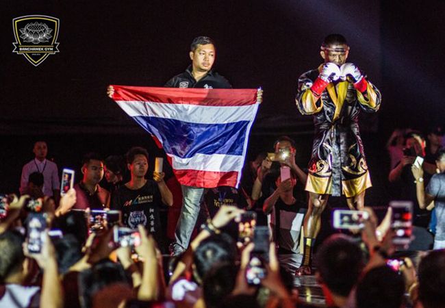 Buakaw Banchamek op Kunlun Fight 69 de ring in tegen Hu Yafei