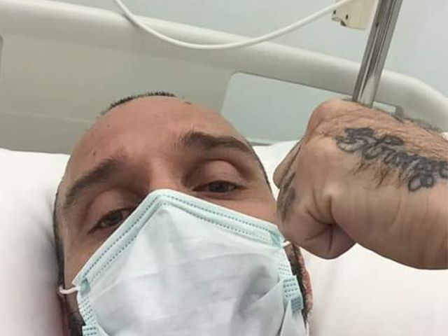 BLIJF THUIS: Bekende MMA-vechter getroffen door coronavirus