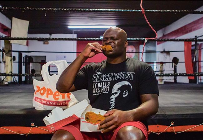 Tegenvaller: UFC-vechter  Derrick Lewis lang uitgeschakeld