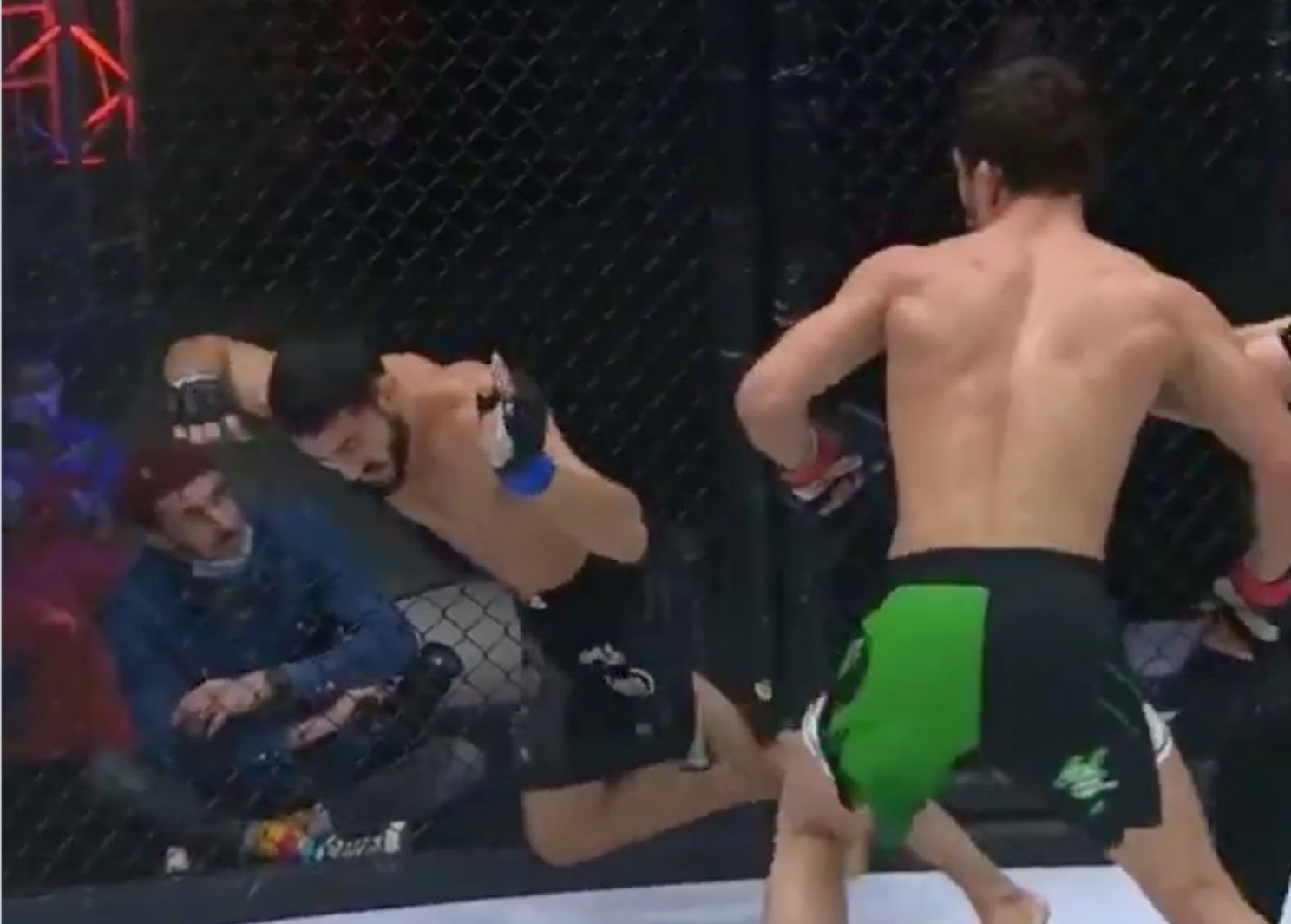Krankzinnige elleboog knock-out vloert tegenstander (video)