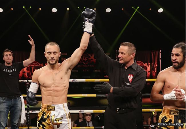 Eénhandige Muaythai vechter boekt knock-out overwinning