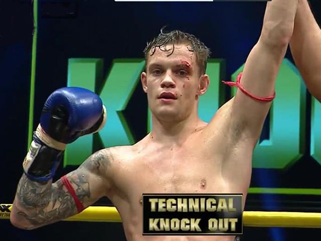 Muaythai vechter Matthew Daalman pakt winst in Thailand