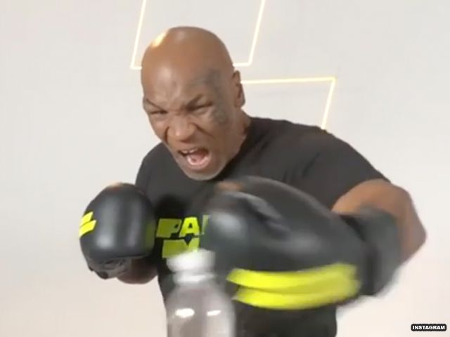 MIKE TYSON AANVAARD UITDAGING UFC-KAMPIOEN TITO ORTIZ