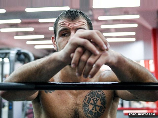 DWAAS: UFC vechter 'je krijgt coronavirus door tv kijken'