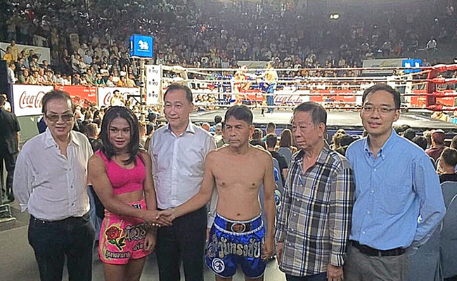 Transgender Muay Thai vechter Nong Rose Bancharoensuk versus Kompayak!