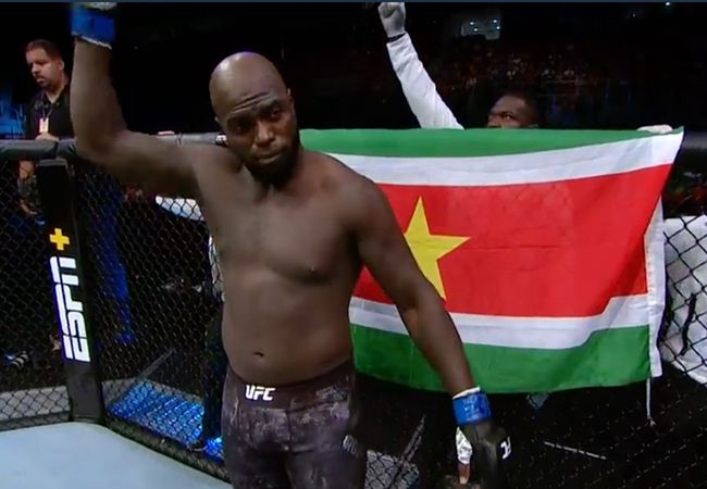 UFC-vechter Jairzinho Rozenstruik in ongewisse na aflasten gevecht