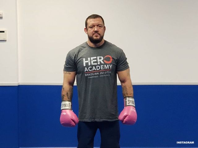 Trainer ONE Championship vechter tekent contract voor aantal gevechten