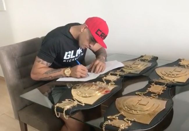 GLORY: kickboks kampioen Alex Pereira verlengd contract