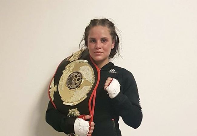 Alicia Holzken wint K-1 wereldtitel kickboksen in Italië