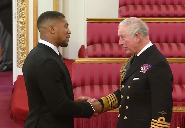 Bokser Anthony Joshua ontvangt hoge Koninklijke onderscheiding