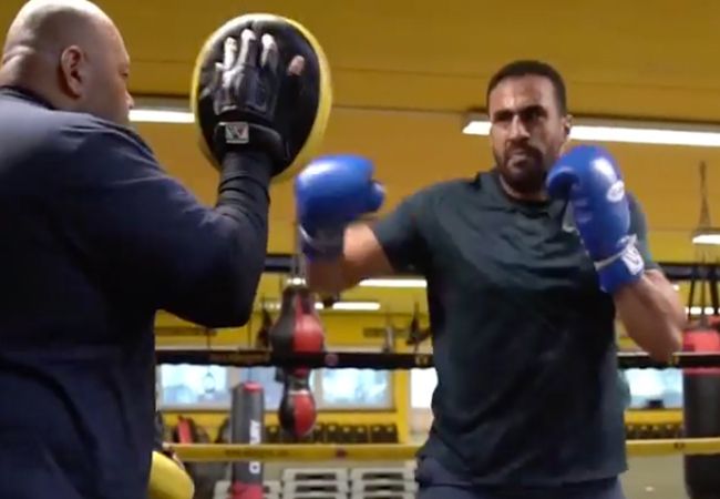 VIDEO: Badr Hari terug in training bij Mike's gym, waar traint hij voor?