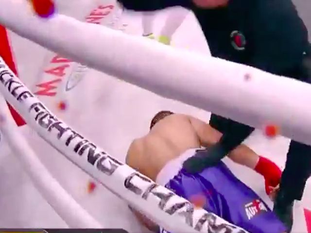 ? BLOED OP DE CAMERA: Heftige bare knuckle boks knock-out (video)
