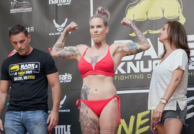 Bec Rawlings pakt tweede Bare Knuckle boksen overwinning en behoudt titel
