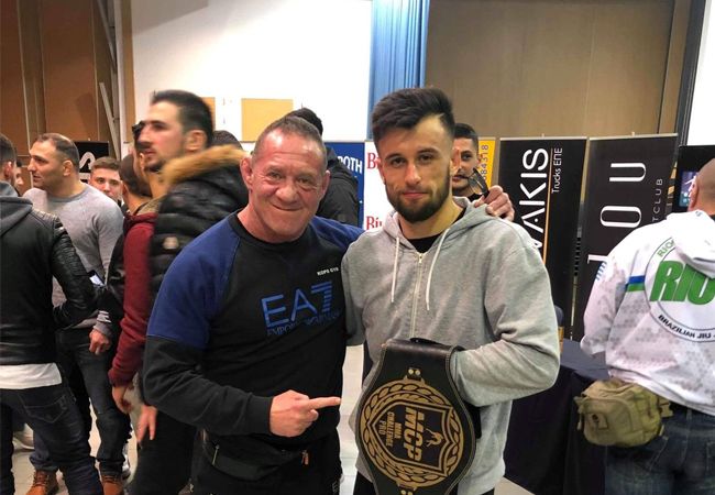 Team Kops: MMA-vechter Manuel Gaxhja boekt succes in Griekenland