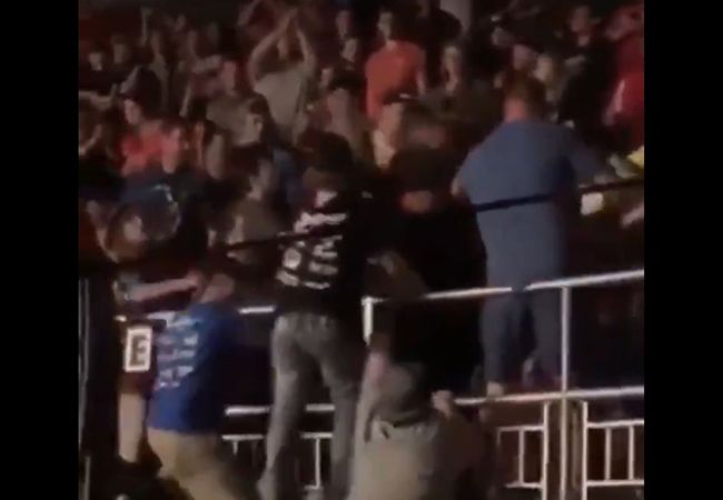 Video: boksfan bijna van tribune gegooid bij vechtpartij