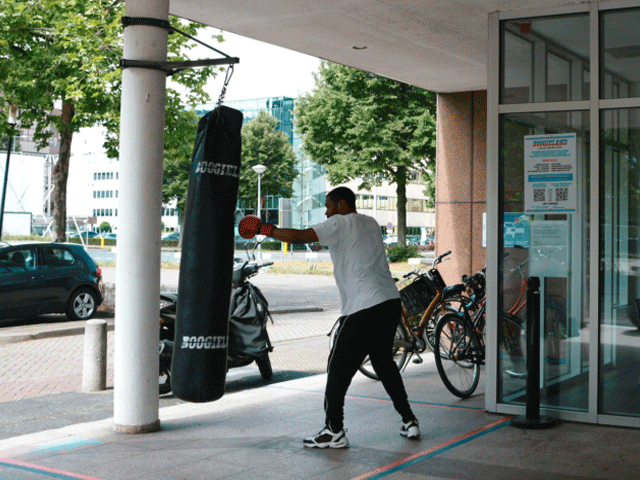 GRATIS TRAINEN: Bokszakken terug in de straten van Amsterdam