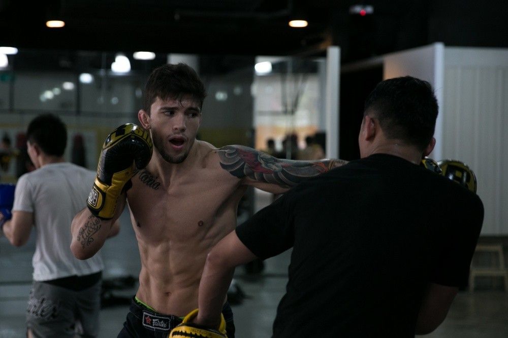 BJJ World Champion en ONE Superstar Bruno Pucci oefent op zijn stoten bij het Evolve MMA Fighters Programma.