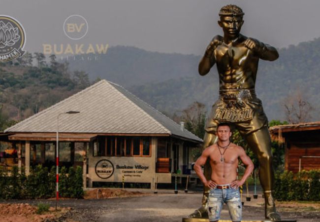 Eerbetoon: kickboks legende Buakaw krijgt standbeeld