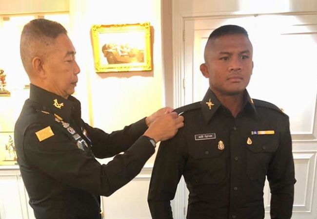 Thaiboks legende Buakaw ontvangt 'hoge' militaire rang