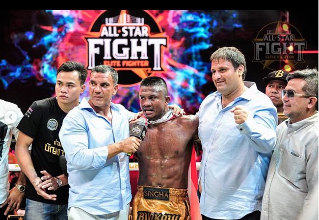 GLORY kickbokser daagt Muay Thai legende Buakaw Banchamek uit