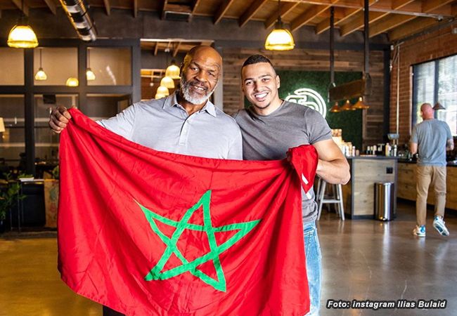 Legende Mike Tyson leert Ilias Bulaid een rondje boksen (video)