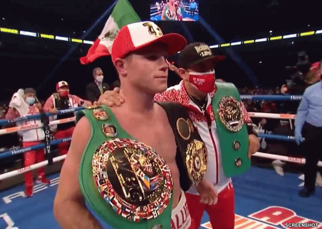 Canelo Alvarez pakt nog een wereldtitel met verslaan Callum Smith (video)