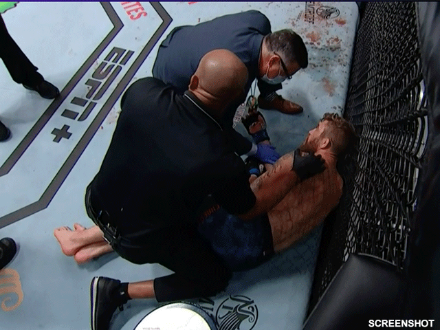 SUPERSNELLE KNOCK-OUT: UFC vechter ramt tegenstander omver