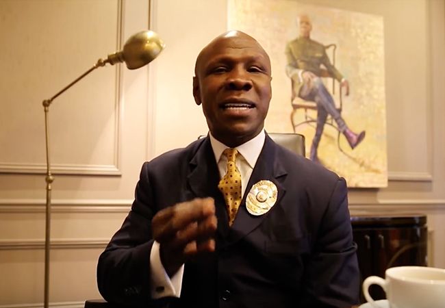 Bokslegende Chris Eubank krijgt 'baan als politie agent'