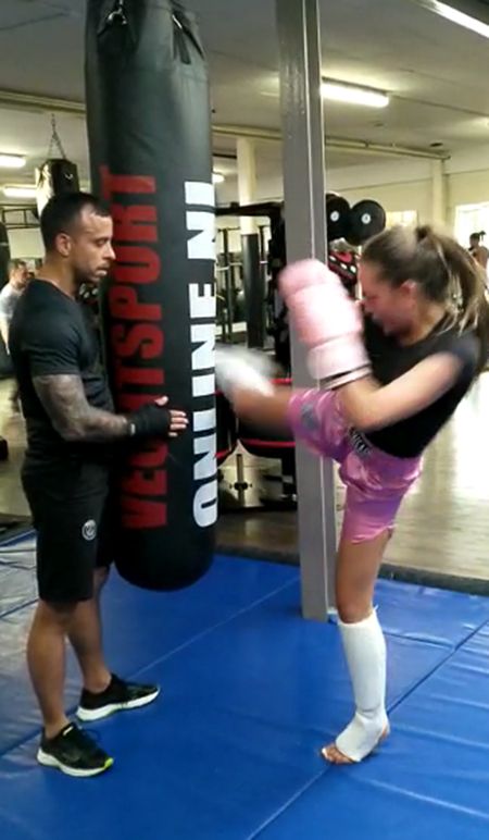 Tieners trainen veilig en verantwoord bij Spartan Fights (foto: Cor Bleker)