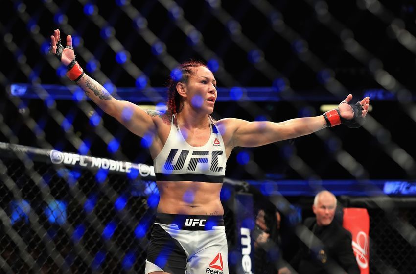 UFC 214: Cris Cyborg verslaat Tonya Evinger en wint kampioenstitel