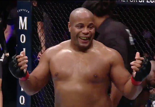 UFC 230: Daniel Cormier behoudt wereldtitel na wurgen Derrick Lewis
