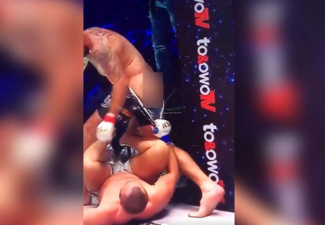 Billen aanval: MMA-vechter trekt broek tegenstander omlaag