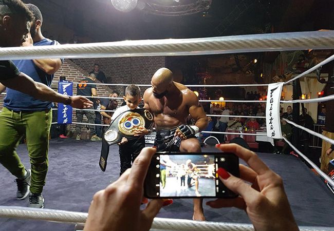 Deji 'Mad Dog' Kalejaiye pakt wereldtitel MMA