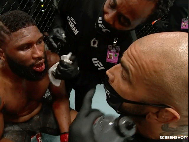 UFC start onderzoek naar vreemde tekens op shirt bokstrainer
